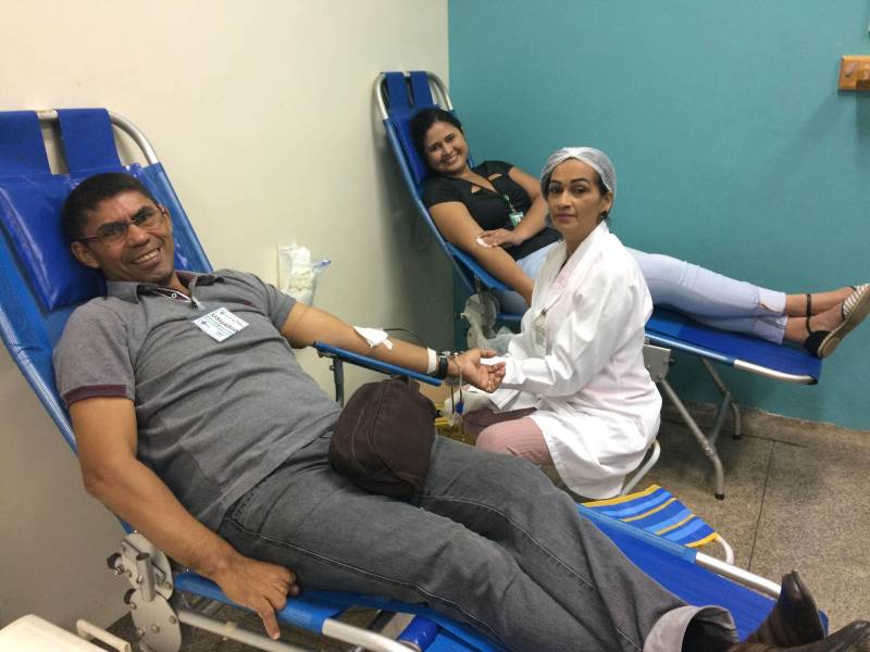 O Hospital Regional do Sudeste do Pará Dr. Geraldo Veloso (HRSP), está mobilizando a população de Marabá para repor o estoque de sangue da Fundação Centro de Hematologia e Hemoterapia, reduzido em decorrência da paralisação dos caminhoneiros, ocorrida em maio. Nesta semana, funcionários da unidade estiveram na Faculdade Metropolitana mostrando aos estudantes a importância da doação de sangue (foto). Durante três horas, a enfermeira Pollyana Lobo e o biomédico Gustavo Ramos percorreram três blocos de salas de aula informando os benefícios e requisitos para a doação, enfatizando como um único doador pode salvar até sete vidas.
FOTO: ASCOM / HRSP
DATA: 07.06.2018
MARABÁ - PARÁ <div class='credito_fotos'>Foto: ASCOM HRSP | <a href='/midias/2018/originais/15bbbb2f-7bc0-484a-98be-5002265cca72.jpg' download><i class='fa-solid fa-download'></i> Download</a></div>