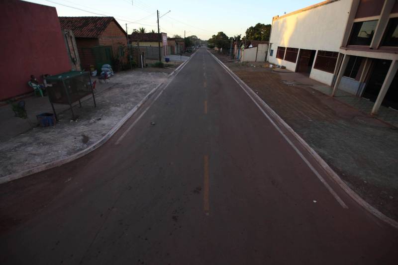 O governador Simão Jatene desembarca nesta segunda-feira (25) no município de Floresta do Araguaia (foto), para entrega de pavimentação asfáltica na rua XV de Novembro. Na sequência, fará pronunciamento na Câmara de Vereadores. A programação terá continuidade, à tarde, no Distrito de Serra Pelada, em Curionópolis, onde será inaugurada a Escola Estadual de Ensino Médio Joaquina Diamantina.
FOTO: ANTONIO SILVA / AG. PARÁ
DATA: 25.06.2018
FLORESTA DO ARAGUAIA - PARÁ <div class='credito_fotos'>Foto: Antônio Silva/Ag. Pará | <a href='/midias/2018/originais/15c98cc3-c598-46be-9913-5a7a53d40e6a.jpg' download><i class='fa-solid fa-download'></i> Download</a></div>