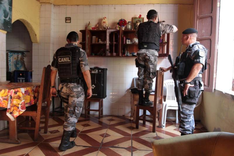 Após dois meses de investigação e um trabalho intenso de inteligência, as forças de segurança estaduais prenderam na tarde de hoje, durante a “Operação Campina”, desencadeada no bairro de mesmo nome, centro de Belém, quatro mulheres acusadas de tráfico de drogas e apreendeu quase dois quilos de cocaína, maconha e crack, resultado do cumprimento de oito mandados de busca e apreensão.
FOTO: CRISTINO MARTINS / AG. PARÁ
DATA: 16.02.2018
BELÉM - PARÁ <div class='credito_fotos'>Foto: Cristino Martins/Ag. Pará | <a href='/midias/2018/originais/15cbd051-dad7-4a7a-b8bb-1e1ae28081f4.jpg' download><i class='fa-solid fa-download'></i> Download</a></div>