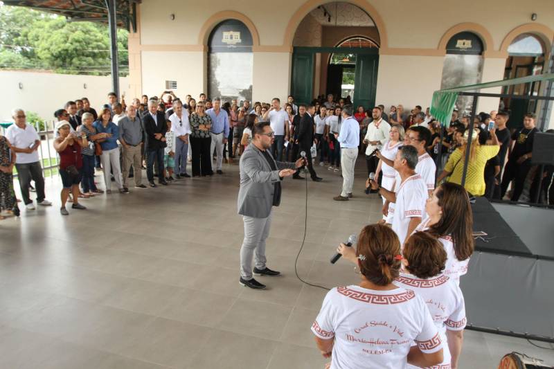 O Governo do Pará entregou nesta quarta-feira, 26, o prédio restaurado da antiga Estação de Trem de Icoaraci. A entrega foi feita pelo governador Simão Jatene (camisa cinza com listras). “Estamos recuperando um pedaço importante da história de Belém, de todo o Pará”, disse o governador. Após cinco meses de reforma, a antiga Estação Ferroviária de São João de Pinheiro, atual Icoaraci, foi entregue totalmente restaurada. Há pelo menos 35 anos, o espaço era ocupado pela Cooperativa de Artesãos de Icoaraci (Coarti) e agora vai servir para comercialização e exposição de artesanato, além de espaço para eventos culturais. “Será um espaço multiuso, para manifestações culturais, manifestações sociais e, claro, para a comercialização de artesanato, que é o carro-chefe de Icoaraci”, disse o secretário de estado de Desenvolvimento Econômico, Mineração e Energia (Sedeme), Hildegardo Nunes.

FOTO: CRISTINO MARTINS / AG. PARÁ
DATA: 26.12.2018
ICOARACI - PARÁ <div class='credito_fotos'>Foto: Cristino Martins/Ag. Pará   |   <a href='/midias/2018/originais/15cd65af-d7a1-4772-b1bc-f4a5c2915ef2.jpg' download><i class='fa-solid fa-download'></i> Download</a></div>