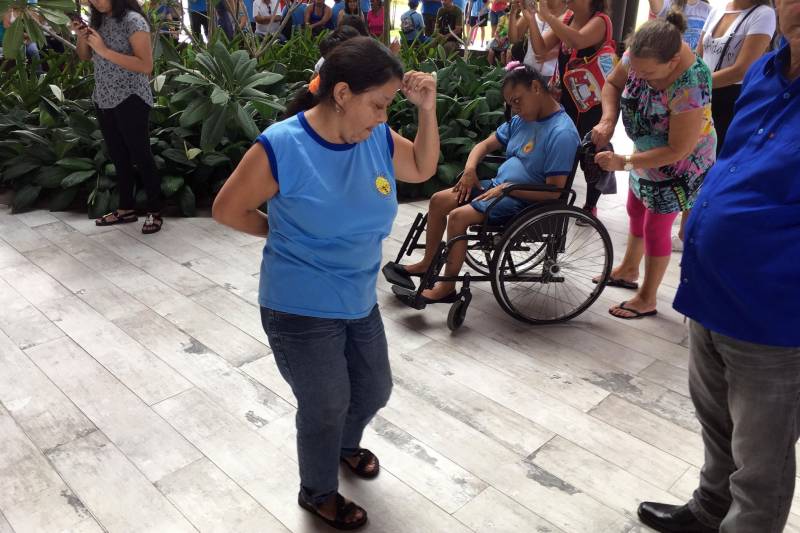 No Dia Mundial de Conscientização do Autismo, o Parque Estadual do Utinga (PEUt) recebeu o evento Vista Azul Pelo Autismo. A programação contou com a participação de estudantes atendidos pelo Núcleo de Atendimento Educacional Especializado no Tratamento do Espectro do Autismo (Natee), ligados à Secretaria de Estado de Educação (Seduc), além dos frequentadores do parque. O evento buscou conscientizar a população paraense sobre o autismo, que afeta cada vez mais pessoas por todo o mundo. Na foto, a estudante Patrícia Gonçalves (c).
FOTO: ASCOM / IDEFLOR
DATA: 02.04.2018
BELÉM - PARÁ
<div class='credito_fotos'>Foto: Ascom Ideflor | <a href='/midias/2018/originais/15d7dd7f-2db1-48e7-917b-0e5d2454169d.jpg' download><i class='fa-solid fa-download'></i> Download</a></div>