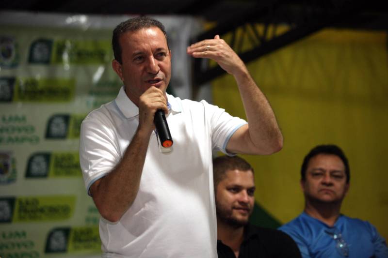 O município de São Francisco do Pará recebeu, neste sábado (30), uma ordem de serviço para o asfaltamento de 5 quilômetros de suas ruas, um investimento de quase R$ 2 milhões. A ação é uma realização do Governo do Estado, por meio da Secretaria de Estado de Desenvolvimento Urbano e Obras Públicas (Sedop), e tem a parceria da Assembleia Legislativa do Estado (Alepa) e da prefeitura do município beneficiado. O evento de entrega ocorreu de 18h às 20h, no Centro de Referência e Assistência Social (Cras) da cidade. A iniciativa faz parte de uma ação maior, já realizada em Viseu, Augusto Corrêa, Tracuateua, Bonito, Floresta do Araguaia, Curionópolis, São João da Ponta, Curuçá, Terra Alta, Sapucaia, Redenção, Capanema, Bragança, São Domingos do Capim e outros municípios. Nos 14 municípios citados, foram destinados mais de R$ 42 milhões para a pavimentação asfáltica em cerca de 95 quilômetros. Na foto, o presidente da Alepa, deputado Márcio Miranda.
FOTO: SIDNEY OLIVEIRA / AG. PARÁ
DATA: 30.06.2018
SÃO FRANCISCO - PARÁ <div class='credito_fotos'>Foto: Sidney Oliveira/Ag. Pará | <a href='/midias/2018/originais/15dc8597-8049-4bf0-87df-402985e432d9.jpg' download><i class='fa-solid fa-download'></i> Download</a></div>