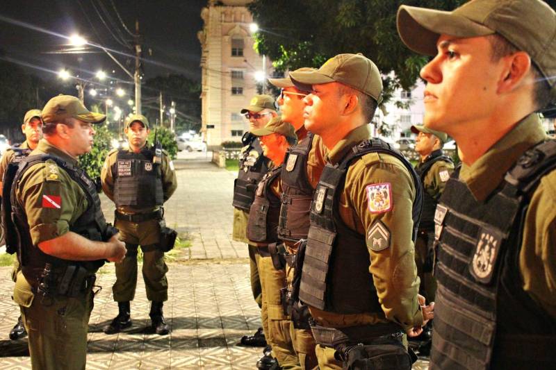 A Polícia Militar, por meio do 2º Batalhão, garantiu a segurança dos foliões durante os desfiles das escolas de samba de Belém, na noite desta sexta-feira, 9. Vinte e seis policiais militares atuaram na ação, que fez parte da Operação Carnaval Seguro 2018. Nenhuma ocorrência de grande relevância foi registrada. De acordo com o Major Luiz Octávio, Comandante do 2º Batalhão, a transferência dos desfiles das escolas de samba de Belém para a Av. Marechal Hermes este ano, foi um facilitador para os órgãos de segurança pública. “Foi extremamente tranquilo porque reuniu condições de posicionar melhor o nosso policiamento, em razão de ter apenas uma entrada e uma saída”, afirmou o oficial.

FOTO: ASCOM / PMPA
DATA: 09.02.2018
BELÉM - PARÁ <div class='credito_fotos'>Foto: ASCOM / PMPA   |   <a href='/midias/2018/originais/15e3d64a-6f2d-4e20-8b10-c9e4e4fb9698.jpg' download><i class='fa-solid fa-download'></i> Download</a></div>