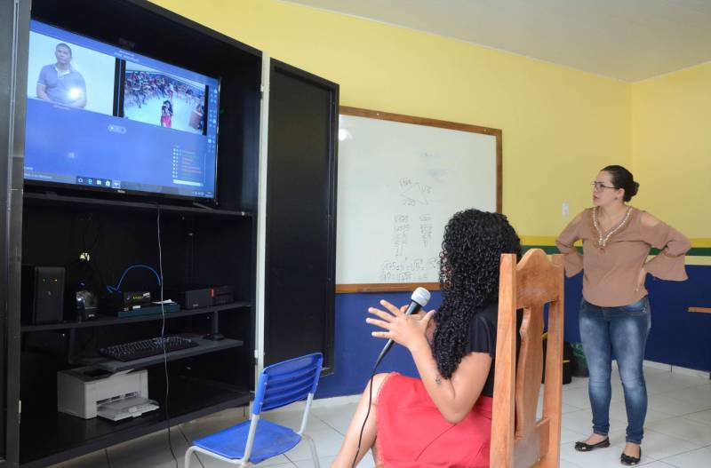 Estudantes da vila Enche Concha, no município de Cachoeira do Piriá, a 250 km de Belém, assistiram pela primeira vez, na última quarta-feira (14), à aula do Sistema Educacional Interativo (SEI), que a Secretaria de Estado de Educação (Seduc) está implantando para ampliar o ensino médio em localidades de difícil acesso no interior. A professora Edilene Aguiar (foto) auxiliou pessoalmente os estudantes, em sala de aula, a formarem opinião sobre o tema.
FOTO: RAI PONTES / ASCOM SEDUC
DATA: 14.03.2018
CACHOEIRA DO PIRIÁ - PARÁ <div class='credito_fotos'>Foto: Rai Pontes/Ascom Seduc | <a href='/midias/2018/originais/15e50618-f8c2-4d0b-a2b7-0e967923a234.jpg' download><i class='fa-solid fa-download'></i> Download</a></div>