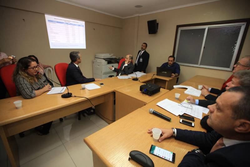 O compromisso do governo do estado com a população paraense pode ser medido pelos números apresentados pelas Secretarias de Estado de Planejamento (Seplan) e da Fazenda (Sefa) no início da tarde desta quarta-feira (28) durante audiência pública na Assembleia Legislativa do Estado (Alepa) realizada para demonstrar e avaliar o cumprimento das metas fiscais pelo Poder Executivo, referentes ao último quadrimestre, comparativamente ao mesmo intervalo do exercício anterior.
FOTO: MÁCIO FERREIRA / AG. PARÁ
DATA: 28.02.2018
BELÉM - PARÁ <div class='credito_fotos'>Foto: MÁCIO FERREIRA/ AG. PARÁ | <a href='/midias/2018/originais/15ea2336-a0a0-43c1-bc21-fc124c7b6db3.jpg' download><i class='fa-solid fa-download'></i> Download</a></div>