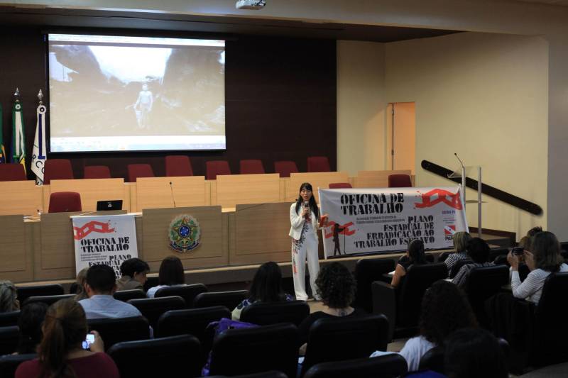 O segundo dia da Oficina de Trabalho da Comissão Estadual de Erradicação ao Trabalho Escravo (Coetrae) ocorreu na manhã desta quinta-feira, 26, no Auditório Aluysio Chaves, no Tribunal Regional do Trabalho da 8° Região, em Belém. A coordenadora do programa “Escravo Nem Pensar” da ONG Repórter Brasil, Natália Suzuki (foto), participou do segundo dia da oficina mostrando o trabalho do projeto realizado no Estado em parceria com a Sejudh
FOTO: WAGNER ALMEIDA / ASCOM SEJUDH
DATA: 26.04.2018
BELÉM - PARÁ <div class='credito_fotos'>Foto: Wagner Almeida/ Ascom Sejudh | <a href='/midias/2018/originais/15ec8e87-db81-400d-8517-c6c3f3cb6ab4.jpg' download><i class='fa-solid fa-download'></i> Download</a></div>