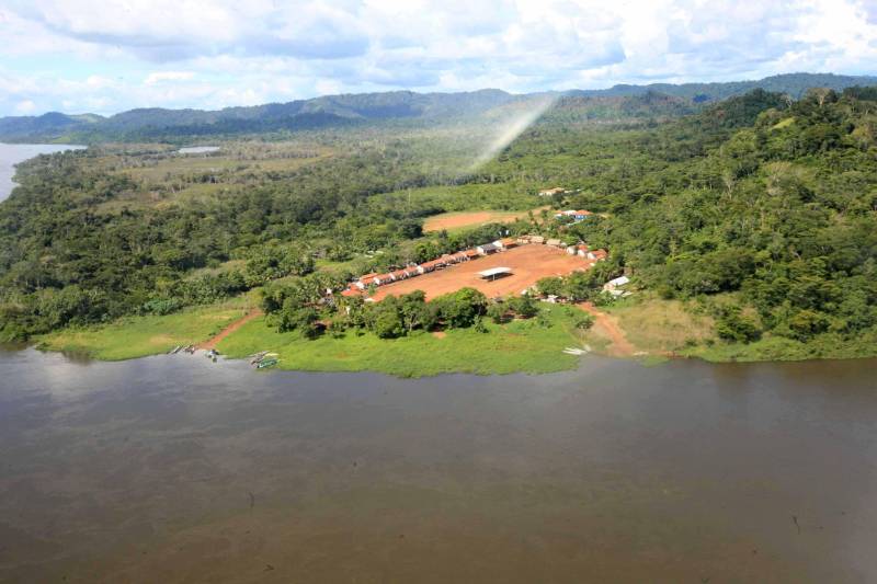 Está quase tudo pronto para a 6ª Semana dos Povos Indígenas, que começa neste domingo (15), em São Félix do Xingu, no sudeste do Pará. Antes de sair das aldeias em direção a São Félix – o terceiro maior município paraense em extensão territorial, atrás apenas de Altamira e Oriximiná –, as tribos fazem festa, numa espécie de preparação para os dias vindouros longe de casa. Na aldeia Krôkamôr (foto), às margens do Rio Xingu e longe cerca de oito horas de barco da sede municipal, homens, mulheres e crianças Kayapó se unem na dança Kwyrykangô.
FOTO: RODOLFO OLIVEIRA / AG. PARÁ
DATA: 15.04.2018
SÃO FÉLIX DO XINGU - PARÁ <div class='credito_fotos'>Foto: Rodolfo Oliveira/Ag. Pará | <a href='/midias/2018/originais/15f0da02-f9bd-42fc-8705-8973a2fe3b8f.jpg' download><i class='fa-solid fa-download'></i> Download</a></div>