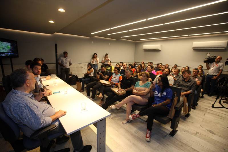 Jornalistas, influenciadores digitais e membros da sociedade civil organizada participaram, nesta quinta-feira (15), da visita guiada ao Parque Estadual do Utinga (Peut) que será inaugurado na sexta-feira (16), às 16h30. Os convidados foram recebidos pelo secretário estadual de Cultura, o arquiteto Paulo Chaves; pelo presidente do Ideflor-bio, Thiago Novaes; pelo gerente do Peut, Julio Meyer; pelo secretário de comunicação, Daniel Nardin e pelo representante da diretoria da Unidade de Conservação do Parque, Wendel Andrade. O evento começou às 9h com a apresentação das melhorias feitas no espaço durante as obras, dos serviços que funcionarão no local e de algumas normas de utilização desse novo equipamento.
FOTO: SIDNEY OLIVEIRA / AG. PARÁ
DATA: 15.03.2018
BELÉM - PARÁ <div class='credito_fotos'>Foto: Sidney Oliveira/Ag. Pará | <a href='/midias/2018/originais/1614e2c3-b7c2-474d-8d5d-0dc4b71e76b2.jpg' download><i class='fa-solid fa-download'></i> Download</a></div>