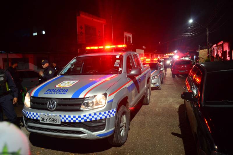 Para garantir a tranquilidade da população e estabelecer a ordem em locais de grande movimentação no distrito de Icoaraci, em Belém, foi deflagrada na noite deste domingo, 6, a Operação Hypnos, realizada pela Polícia Militar em parceria com outros órgãos de segurança pública e do sistema judiciário.
FOTO: ELIELSON MODESTO / ASCOM SEGUP
DATA: 06.05.2018
BELÉM - PARÁ <div class='credito_fotos'>Foto: Elielson Modesto / Ascom Segup | <a href='/midias/2018/originais/1619d627-acd9-4414-889f-fc909f184096.jpg' download><i class='fa-solid fa-download'></i> Download</a></div>