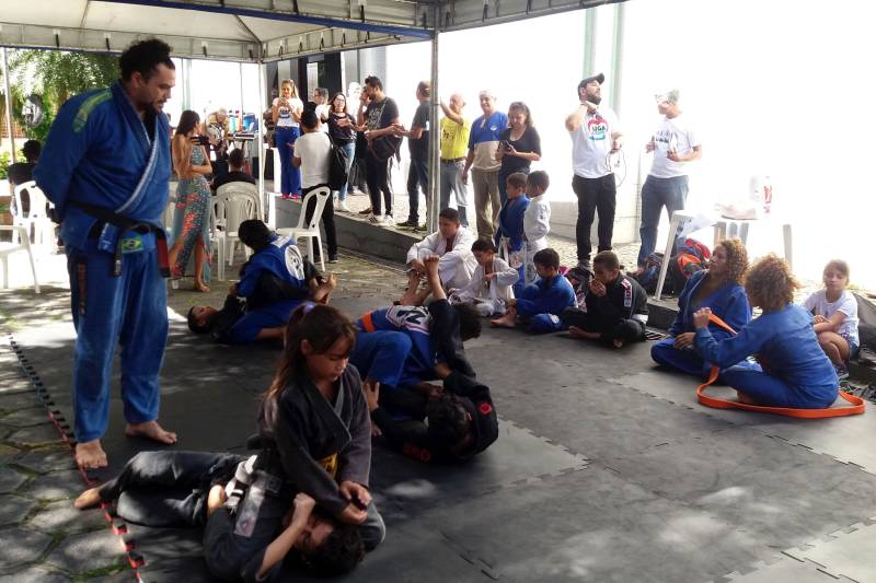 A abertura da Campanha da Copa, promovida pela Fundação Centro de Hemoterapia e Hematologia do Pará (Hemopa), neste sábado (9), foi marcada por alegria, descontração, apresentação cultural, comemoração de aniversário, prestação de serviços de saúde e até demonstração de jiu-jitsu.
FOTO: ASCOM HEMOPA
DATA: 09.06.2018
BELÉM - PARÁ <div class='credito_fotos'>Foto: Ascom Hemopa | <a href='/midias/2018/originais/162287bf-9175-49c8-99b4-5c74ebe03e5c.jpg' download><i class='fa-solid fa-download'></i> Download</a></div>