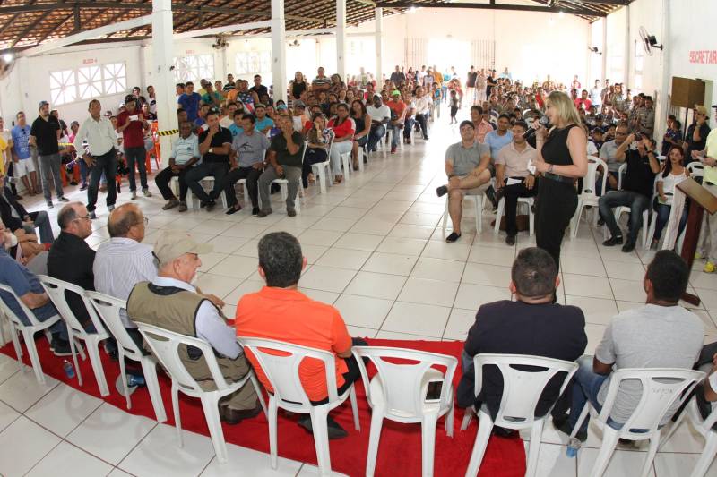 Cento e dezoito famílias da comunidade quilombola do Caeté, no município de Abaetetuba, no nordeste do Estado, foram beneficiadas com um título coletivo de terra. Com o documento, o Governo do Estado, por meio do Instituto de Terras do Pará (Iterpa), reconhece o direito de uma população que há décadas ocupa e trabalha na área. A cerimônia de entrega ocorreu na manhã deste sábado (24), no Centro Comunitário, e contou com a participação do governador Simão Jatene. A área titulada corresponde a cerca de 1.400 hectares. Agora, devidamente respaldadas, as famílias poderão ter acesso a empréstimos, políticas públicas, entre outros benefícios que possibilitam o desenvolvimento da sua produção e a continuidade de suas tradições. “Com o documento de terra a comunidade passa a ter segurança jurídica e acesso a créditos, financiamentos e outros benefícios que antes não lhes era permitido. Além disso, agora eles poderão produzir com mais segurança, mantendo a terra entre as futuras gerações”, afirmou o governador Simão Jatene. Na foto, a deputada estadual Cilene Couto.
FOTO: CRISTINO MARTINS / AG. PARÁ
DATA: 24.03.2018
ABAETETUBA - PARÁ
<div class='credito_fotos'>Foto: Cristino Martins/Ag. Pará | <a href='/midias/2018/originais/1623e8d5-bfcf-4765-aee9-78a1a3faceb2.jpg' download><i class='fa-solid fa-download'></i> Download</a></div>