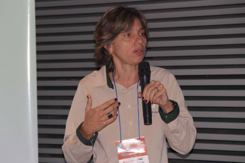 O seminário Gestão de Destinos Turísticos Empreendedores proporcionou um intercâmbio de conhecimentos e troca de experiências os participantes, durante toda a sexta-feira (18), como parte da programação da Feira do Empreendedor. Com grande número de secretários municipais de turismo presentes, a abertura foi feita por representantes do Sebrae (Serviço Brasileiro de Apoio a Micro e Pequenas Empresas) e da Secretaria de Estado de Turismo (Setur). Na foto, Denise Nicolini, do Instituto Estrada Real (MG).

FOTO: ASCOM / SETUR
DATA: 19.05.2018
BELÉM - PARÁ <div class='credito_fotos'>Foto: ASCOM SETUR   |   <a href='/midias/2018/originais/1628c67c-04da-4c37-bf84-b103ce00b1a2.jpg' download><i class='fa-solid fa-download'></i> Download</a></div>