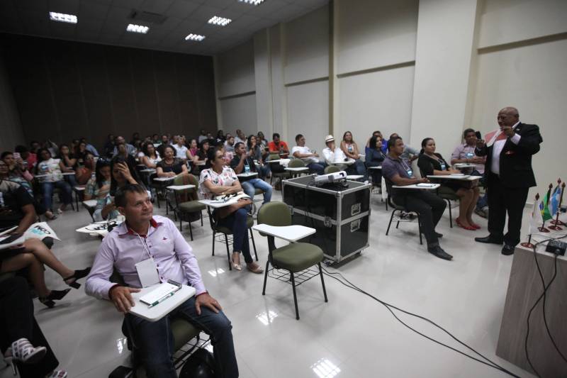 Publicom – o Encontro de Comunicação do Pará. Realizado pela Secretaria de Estado de Comunicação (Secom), o evento começou nesta quarta-feira (21), no Carajás Centro de Convenções, com cerca de 250 inscritos. Protocolo e etiqueta - À tarde, o cerimonialista do governo do Estado, Reginaldo Teles (foto), ministrou a oficina “Cerimonial, Protocolo e Etiqueta”, contando sua experiência de 30 anos na promoção de cerimoniais, como eventos oficiais, casamentos e congressos
FOTO: MARCELO LÉLIS / AG. PARÁ
DATA: 21.03.2018
MARABÁ - PARÁ <div class='credito_fotos'>Foto: Marcelo Lelis / Ag. Pará | <a href='/midias/2018/originais/16294637-cc88-49b2-9c12-878e3a730e43.jpg' download><i class='fa-solid fa-download'></i> Download</a></div>