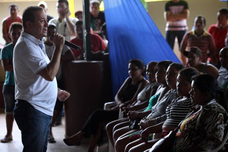 O Governo do Estado entregou na tarde desta sexta-feira (29), a ordem de serviço para a pavimentação de três quilômetros de vias no munícipio de Bonito, no Nordeste do Estado. O documento foi entregue pelo chefe do Núcleo de Governo, José Megale. O investimento na ordem de R$ 1,3 milhão faz parte dos esforços do Governo do Estado em levar mais qualidade de vida à população. A assinatura contou com a participação do presidente da Assembleia Legislativa do Estado (Alepa), deputado Márcio Miranda (foto), e do deputado Milton Campos, que também entregou as chaves de uma retroescavadeira adquirida através de emenda parlamentar.
FOTO: SIDNEY OLIVEIRA / AG. PARÁ
DATA: 29.06.2018
BONITO - PARÁ <div class='credito_fotos'>Foto: Sidney Oliveira/Ag. Pará | <a href='/midias/2018/originais/162b4be4-0b2c-4d64-b7a3-0b7d58b5fe26.jpg' download><i class='fa-solid fa-download'></i> Download</a></div>