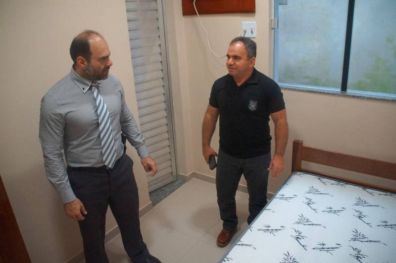 O delegado geral da Polícia Civil do Pará, Rilmar Firmino, esteve, nesta quinta-feira, dia 1º de março, em Colares, no nordeste do Estado, onde, junto com delegados e representantes do município, visitou as novas instalações da delegacia de Polícia Civil do município.
FOTO: ASCOM POLÍCIA CIVIL
DATA: 01.03.2018
COLARES - PARÁ <div class='credito_fotos'>Foto: Ascom Polícia Civil | <a href='/midias/2018/originais/16352fdb-0fa5-4d6c-b54e-03b068c54c53.jpg' download><i class='fa-solid fa-download'></i> Download</a></div>