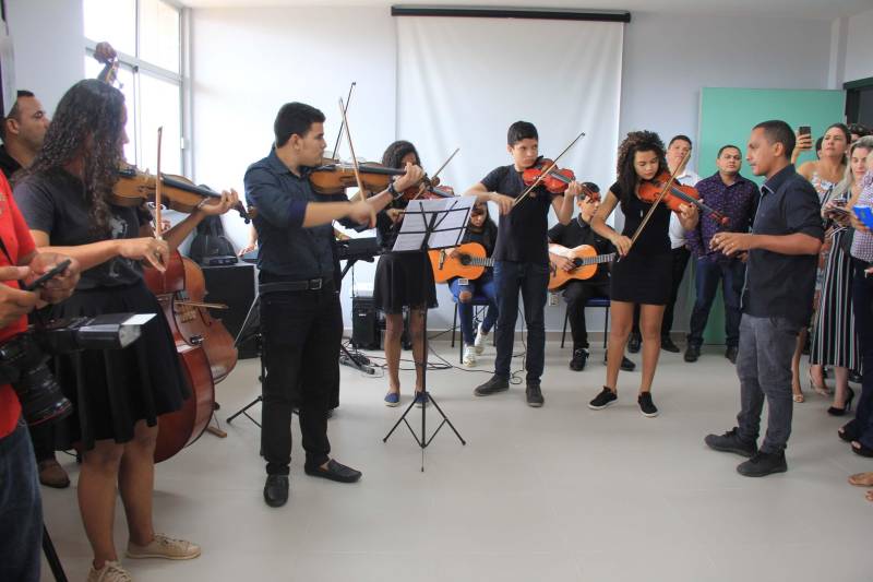 Hospital Regional de Marabá amplia serviço para atender pacientes com insuficiência renal Neste sábado, 8/12, o serviço de hemodiálise foi ampliado no sudeste do Pará, com a entrega do primeiro bloco do projeto de reforma e ampliação do Hospital Regional do Sudeste do Pará - Dr. Geraldo Veloso (HRSP), em Marabá (PA). Com mais de 900 metros quadrados construídos, três andares e mais de R$ 5 milhões investidos em sua construção e aquisição de equipamentos, o prédio abrigará além de 20 máquinas de hemodiálise, a área administrativa e o Centro de Ensino e Pesquisa, o que amplia a vocação da Unidade que passa a ser um centro formador de profissionais da saúde na região. A cerimônia de entrega reuniu autoridades como o secretário de Estado de Saúde Pública do Pará, Vitor Mateus, o prefeito de Marabá, Sebastião Miranda Filho, o presidente da Câmara Municipal de Marabá, Pedro Corrêa, o diretor Operacional da Pró-Saúde Associação Beneficente de Assistência Social e Hospitalar no Pará, Rogério Kuntz, e o diretor Hospitalar da Unidade, Valdemir Girato, além de representantes dos 22 municípios de abrangência do Hospital. 

FOTO: RODOLFO OLIVEIRA / AG. PARÁ
DATA: 08.12.2018
MARABÁ - PARÁ <div class='credito_fotos'>Foto: Rodolfo Oliveira/Ag. Pará   |   <a href='/midias/2018/originais/163a7bbe-a7d7-4bff-b3cd-39a1eb06f474.jpg' download><i class='fa-solid fa-download'></i> Download</a></div>