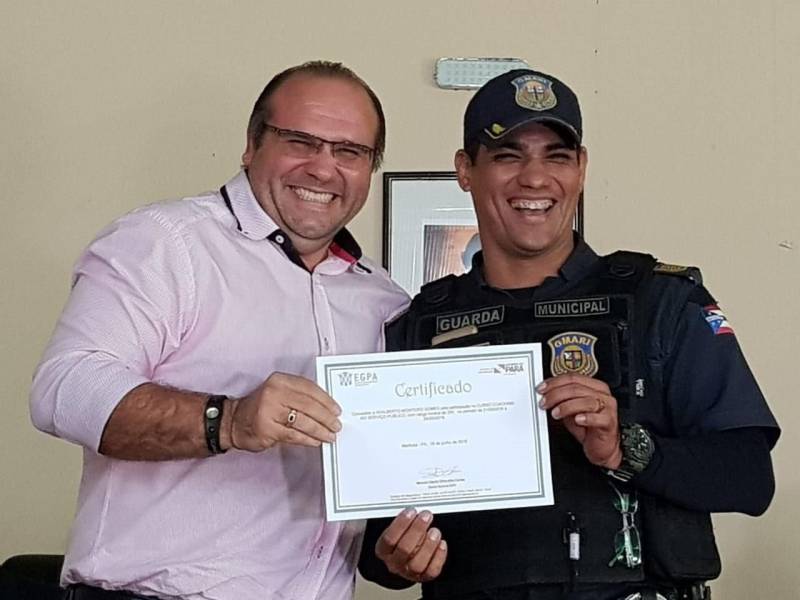 Mais de 300 servidores da Prefeitura Municipal de Marituba receberam na quarta-feira (20), a certificação dos cursos “Planejamento participativo na Escola”, “Coaching no Serviço Público” e “Cuidador de Alunos com Necessidades Especiais” promovidos pela Escola de Governança do Estado do Pará (EGPA). Na foto, o prefeito de Maritubva, Mário Filho (e).
FOTO: ASCOM / EGPA
DATA: 21.06.2018
BELÉM - PARÁ <div class='credito_fotos'>Foto: ASCOM EGPA | <a href='/midias/2018/originais/1641597d-e74b-4a02-a742-fb837ab23825.jpg' download><i class='fa-solid fa-download'></i> Download</a></div>
