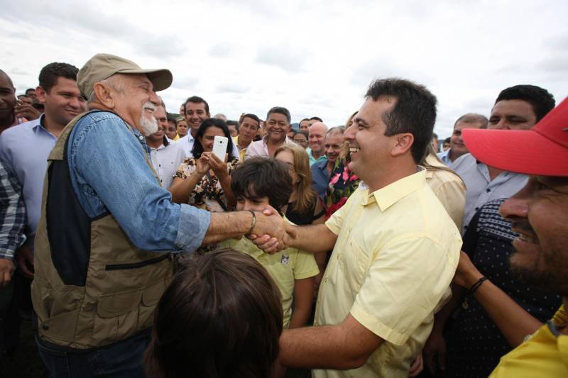 Onze municípios do sul e sudeste paraense recebem recursos do Estado para recuperar ruas e vicinais atingidas pelas enchentes e fortes chuvas que caem na região. Em agenda oficial nesta sexta-feira (6), o governador Simão Jatene assinou, pela manhã, no Parque de Exposições Valeu Boi Leilões, em Rio Maria, os convênios que garantem o repasse de cerca de R$ 4 milhões. As obras de caráter emergencial serão executadas pelas prefeituras em parceria com a Secretaria de Estado de Transportes (Setran). O objetivo é recuperar a trafegabilidade nessas localidades e assegurar o direito de ir e vir da população. Na manhã desta sexta, foram assinados nove convênios, com os municípios de Redenção, Pau D’Arco, São Félix do Xingu, Santa Maria das Barreiras, Tucumã, Água Azul do Norte, Xinguara, Bannach e Rio Maria. Além da Setran, participam da ação o Centro Regional de Governo do Sudeste do Pará e a Defesa Civil. “O valor do investimento em cada município vai depender da necessidade verificada pelas equipes do Estado e das prefeituras. O recurso não será usado para reconstruir vias, mas para restabelecer a trafegabilidade”, disse o secretário de Transportes, Kléber Menezes. Na foto, o governador Simão Jatene (e) é recebido pelo prefeito de Rio Maria, Paulo Barros Dias (camisa amarela).
FOTO: ANTÔNIO SILVA / AG. PARÁ
DATA: 06.04.2018
RIO MARIA - PARÁ <div class='credito_fotos'>Foto: Antônio Silva/Ag. Pará | <a href='/midias/2018/originais/1645297c-2e58-4d90-adbb-31781aee3a4e.jpg' download><i class='fa-solid fa-download'></i> Download</a></div>