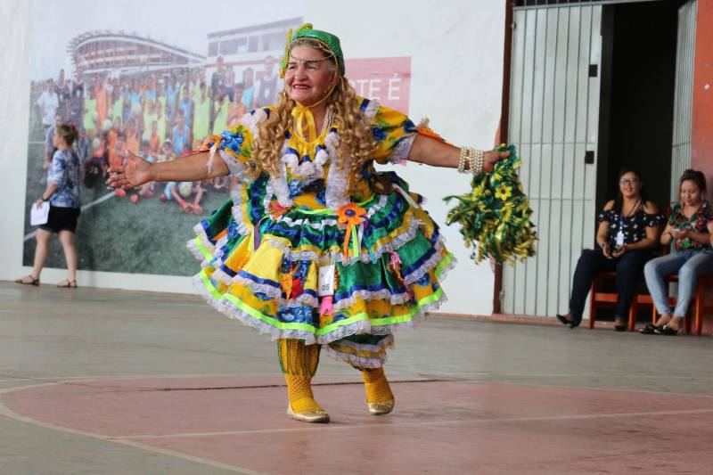 Cerca de 400 idosos, trajando as vestes típicas da época junina, participaram do 19º “Arraiá” (foto), que integra o Projeto Vida Ativa na Terceira Idade, nesta terça-feira (26), no Estádio Olímpico do Pará, o Mangueirão, em Belém. O momento mais esperado da festa foi o concurso de Miss Caipira 2018. Conceição Albuquerque, com o traje “Miss Copa do Mundo”, foi a vencedora desta edição. A festa junina contou com apresentação de quadrilhas de entidades de assistência à pessoa idosa e muitas brincadeiras da quadra junina, além da cantora Suanny Batidão. Com a roupa nas cores verde e amarela, Conceição Albuquerque, candidata do núcleo do projeto que funciona na Tuna Luso Brasileira, apostou na junção do tema junino com a mais importante competição de futebol – a Copa do Mundo, na Rússia. A ganhadora participou ao lado de cinco candidatas e conquistou os jurados, que avaliaram coreografia, simpatia e traje. Emocionada, a vencedora recebeu a faixa das mãos de Marlene da Silva, a miss de 2017.
FOTO: ADRIANA PINTO / ASCOM SEEL
DATA: 26.06.2018
BELÉM - PARÁ <div class='credito_fotos'>Foto: ADRIANA PINTO / ASCOM SEEL | <a href='/midias/2018/originais/1647edfd-6af1-41cf-915c-01ceb2bab46e.jpg' download><i class='fa-solid fa-download'></i> Download</a></div>