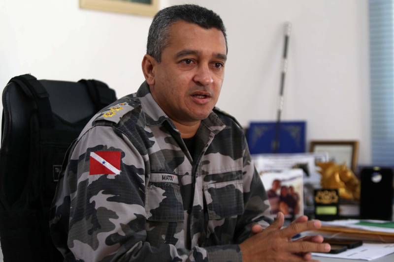 No próximo dia 25, a Polícia Militar do Pará completa 196 anos, e na história da corporação, os animais têm papel fundamental. É com a ajuda deles que o policial se fortalece no ofício diário e também se aproxima da sociedade. Na foto, o tenente-coronel da Polícia Milita, Mauro Matos.
FOTO: SIDNEY OLIVEIRA / AG. PARÁ
DATA: 17.09.2016
BELÉM - PARÁ
<div class='credito_fotos'>Foto: ANDERSON SILVA / ASCOM SUSIPE | <a href='/midias/2018/originais/1656997f-b145-4403-a1cd-b9d01032bb2f.jpg' download><i class='fa-solid fa-download'></i> Download</a></div>