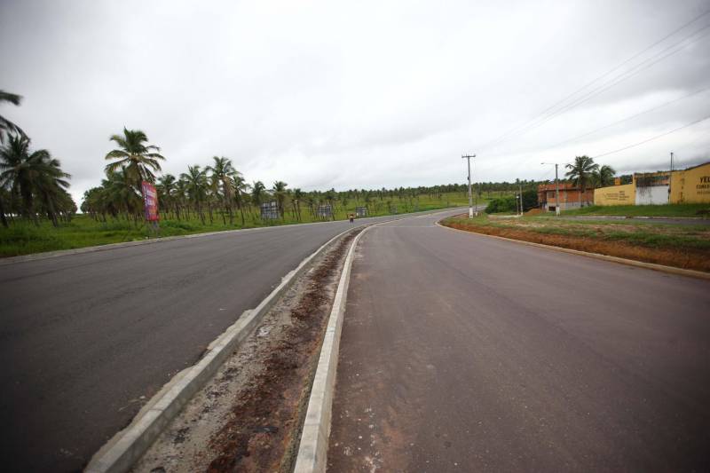 O motorista Ademir Silva, 53 anos, é condutor de ônibus no perímetro Salinópolis/Atalaia, no nordeste do estado. Ele comenta que sempre testemunhou os congestionamentos “quilométricos” que se formam nos períodos de férias na rodovia PA-444 (Estrada do Atalaia), que liga o município a sua mais frequentada praia. Agora, Ademir comemora o trabalho de duplicação da rodovia, que alcançou 80% das obras de drenagem. O prazo máximo para a conclusão das obras de restauração e duplicação da PA-444, que ligam a PA-124 e a sede do município a Praia do Atalaia, é o mês de janeiro de 2019. O custo do investimento é de R$ 17.897.41,08. “Sem dúvida vai melhorar em 70% o trânsito, já que andar por aqui, nos feriados, é uma briga constante”, comenta. Além da duplicação da rodovia, o projeto prevê a criação de um canteiro central, ciclovia iluminada nos dois sentidos da pista e diversas travessias para pedestres com semáforos temporizados, trazendo beleza, conforto e segurança à população em geral.
FOTO: IGOR BRANDÃO / AG. PARÁ
DATA: 19.04.2018
SALINÓPOLIS - PARÁ <div class='credito_fotos'>Foto: IGOR BRANDÃO / AG. PARÁ | <a href='/midias/2018/originais/165afb38-1638-4227-af9f-6f65c7adc70c.jpg' download><i class='fa-solid fa-download'></i> Download</a></div>
