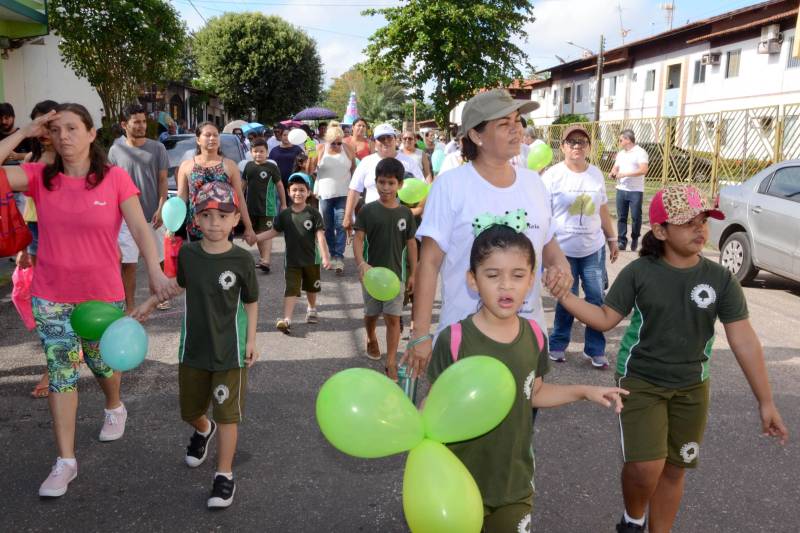 A Escola Estadual de Ensino Fundamental Doutor Carlos Guimarães, no bairro da Marambaia, em Belém, comemorou 47 anos de fundação, nesta quarta-feira (28), com uma programação festiva que reuniu escola e comunidade. Logo cedo, familiares acompanharam a caminhada de alunos e professores pelas ruas do entorno da escola. O tema escolhido para as comemorações foi “Paz e Amor ao Próximo”. A programação contou com a apresentação da Banda da Polícia Militar (PM), animando a criançada com músicas com temáticas infantis.
FOTO: ELISEU DIAS / ASCOM SEDUC
DATA: 28.03.2018
BELÉM - PARÁ <div class='credito_fotos'>Foto: Eliseu Dias/Ag. Pará | <a href='/midias/2018/originais/165d39b3-c2d0-42c8-9baf-0c458f93d2f6.jpg' download><i class='fa-solid fa-download'></i> Download</a></div>