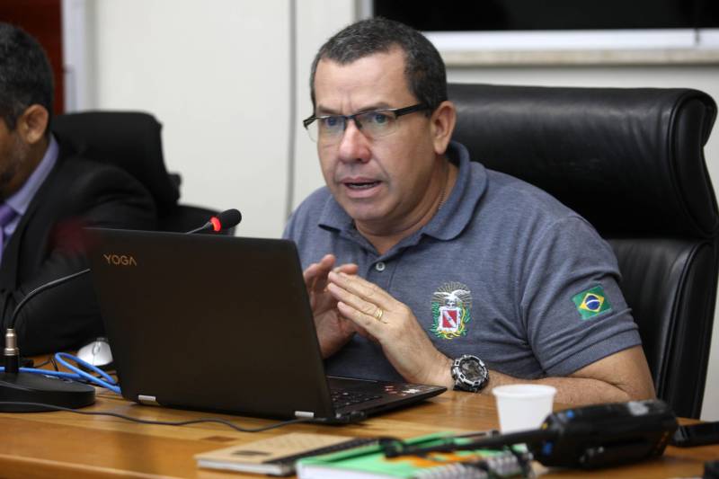 Em reunião realizada na manhã desta segunda-feira (28), na sede da Secretaria de Segurança Pública e Defesa Social do Pará (Segup), órgãos da área de segurança do Estado e de serviços essenciais definiram estratégias de enfrentamento à crise provocada pela greve dos caminhoneiros. De acordo com o coronel André Cunha (foto), secretário adjunto de Gestão Operacional, que esteve pessoalmente reunido com caminhoneiros na tarde deste domingo (27), a categoria garantiu que insumos serão liberados para abastecer as necessidades básicas da população.

FOTO: RODOLFO OLIVEIRA / AG. PARÁ
DATA: 28.05.2018
BELÉM - PARÁ <div class='credito_fotos'>Foto: Rodolfo Oliveira/Ag. Pará   |   <a href='/midias/2018/originais/165e80e0-5b69-48a6-96df-2baee44fa64e.jpg' download><i class='fa-solid fa-download'></i> Download</a></div>