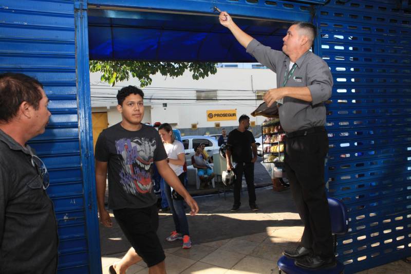 As provas objetivas e subjetivas do concurso da Agência de Regulação e Controle de Serviços Públicos do Estado do Pará (Arcon) ocorreram na manhã desta domingo, 8. No total, 6.436 candidatos se inscreveram para disputar as 34 vagas do concurso público C-175, destinado ao provimento de cargos de níveis médio e superior. O certame será executado pelo Instituto Americano de Desenvolvimento (Iades). Na foto, fechamento dos portões em local de prova do concurso.
FOTO: CARLOS SODRÉ / AG. PARÁ
DATA: 08.07.2018
BELÉM - PARÁ <div class='credito_fotos'>Foto: Carlos Sodré/Agência Pará | <a href='/midias/2018/originais/165f7dcc-b800-4b1f-9083-1572615fd582.jpg' download><i class='fa-solid fa-download'></i> Download</a></div>