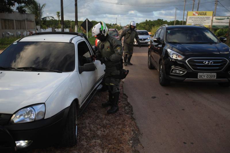 Atuação dos agentes de segurança durante a Operação Verão 2018 no segundo final de semana de férias.
FOTO: MÁCIO FERREIRA / AG. PARÁ
DATA: 07.07.2018
SALINÓPOLIS - PARÁ <div class='credito_fotos'>Foto: MÁCIO FERREIRA/ AG. PARÁ | <a href='/midias/2018/originais/16613548-2e92-4aff-b4cf-2c98360b772b.jpg' download><i class='fa-solid fa-download'></i> Download</a></div>