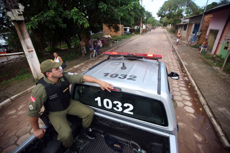 Os rios próximos a Belém são, muitas vezes, porta de entrada para o tráfico de drogas, comercialização de produtos ilegais, entre outros crimes, que influenciam diretamente a violência na Região Metropolitana de Belém (RMB). Para intensificar e otimizar as ações repressivas nas regiões das ilhas pertencentes a capital, a Secretaria de Estado de Segurança Pública e Defesa Social (Segup) realizou a Operação Yara na ilha de Cotijuba, neste sábado, 26.

FOTO: THIAGO GOMES / AG. PARÁ
DATA: 26.05.2018
COTIJUBA - PARÁ <div class='credito_fotos'>Foto: Thiago Gomes /Ag. Pará   |   <a href='/midias/2018/originais/166b2e2e-4588-45a7-a65c-3d2772282d51.jpg' download><i class='fa-solid fa-download'></i> Download</a></div>