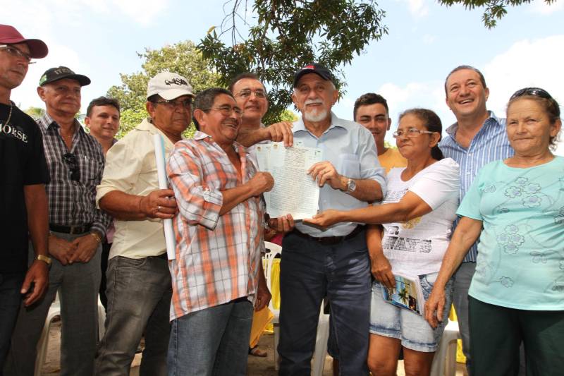 O governador Simão Jatene (foto) participou da cerimônia de titulação coletiva de terra da comunidade Muruteuazinho, área quilombola em Santa Luzia do Pará, onde vivem 38 famílias remanescentes de quilombo.
FOTO: CRISTINO MARTINS / ARQUIVO AG. PARÁ
DATA: 22.11.2014
SANTA LUZIA DO PARÁ - PARÁ <div class='credito_fotos'>Foto: Cristino Martins/Ag. Pará | <a href='/midias/2018/originais/166ba241-d3d2-4abe-83a8-6d8b1f6958df.jpg' download><i class='fa-solid fa-download'></i> Download</a></div>