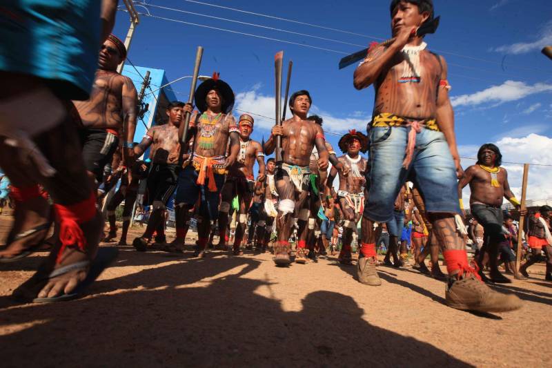 Uma caminhada pelas principais ruas de São Félix do Xingu foi o ponto alto da programação da Semana dos Povos Indígenas nesta quarta-feira (18). Os índios se concentraram em frente à Secretaria Municipal de Cultura, entoando cantos de guerra e dançando na luta por direitos. Uma das principais reivindicações é a retomada de territórios e a gestão ambiental dessas áreas. Durante a passeata, caciques se revezavam proferindo palavras de ordem, enquanto todos seguiam em cadência rumo à Praça do Triângulo, onde ocorre grande parte das atividades. A passeata foi também um protesto contra a exoneração de Franklimberg Ribeiro de Freitas da presidência da Fundação Nacional do Índio (Funai). Ele teria sido demitido pelo presidente Michel Temer a pedido de deputados da bancada ruralista, em Brasília.
FOTO: RODOLFO OLIVEIRA / AG. PARÁ
DATA: 18.04.2018
SÃO FÉLIX DO XINGU - PARÁ <div class='credito_fotos'>Foto: Rodolfo Oliveira/Ag. Pará | <a href='/midias/2018/originais/166c1de4-6139-4d55-b75d-3a7f82219533.jpg' download><i class='fa-solid fa-download'></i> Download</a></div>
