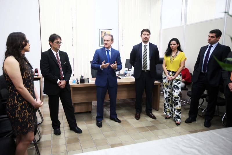 O procurador-geral do Estado do Pará, Ophir Cavalcante Junior, deu posse nesta quinta-feira (1º) à nova procuradora do Estado, Luiza Rosa Mesquita, aprovada no 20º concurso público realizado pela Procuradoria Geral do Estado do Pará (PGE), em 2015. A cerimônia de posse ocorreu no gabinete do titular da PGE, no prédio-sede da instituição, em Belém. Luíza Mesquita, 27 anos, e o procurador-geral do Estado assinaram o termo de posse numa cerimônia que contou com a presença de familiares da nova magistrada, procuradores, servidores da PGE e membros da direção da Associação dos Procuradores do Estado do Pará (Apepa). “Hoje é um dia marcante na minha vida, a realização de um sonho. Tenho plena consciência dos deveres e responsabilidades do cargo que estou assumindo nesta data e tenho muito amor pelo meu Estado, por isso prometo não medir esforços para somar ao máximo possível às atividades da PGE e colaborar da melhor forma nas ações de defesa do Pará e da sociedade paraense e de consultoria jurídica ao governo. É uma honra fazer parte do quadro funcional desta instituição”, frisou a nova procuradora.
FOTO: CARLOS SODRÉ
DATA: 02.02.2018
BELÉM - PARÁ <div class='credito_fotos'>Foto: CARLOS SODRÉ / AG. PARÁ | <a href='/midias/2018/originais/167ef8e7-f0c5-420b-bd04-b71f3b216c6e.jpg' download><i class='fa-solid fa-download'></i> Download</a></div>