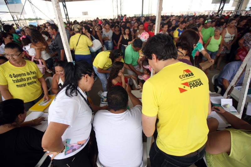 O governo do Pará, por meio da Companhia de Habitação do Pará (Cohab) entregou, neste sábado (24), as chaves dos 4 mil apartamentos do Residencial Viver Melhor Marituba. O local passa a ser, agora, a moradia de mais de 15 mil pessoas que aguardavam pelo empreendimento. Desde o início da manhã, servidores da Cohab estavam a postos, na quadra de esportes do Residencial, organizando a entrega das chaves dos apartamentos. A Companhia de Saneamento do Pará (Cosanpa) também atendia os novos moradores, que já podiam realizar o cadastro de suas unidades de consumo para ligação do fornecimento de água.

FOTO: THIAGO GOMES / AG PARÁ
DATA: 24.02.2018
MARITUBA - PARÁ <div class='credito_fotos'>Foto: Thiago Gomes /Ag. Pará   |   <a href='/midias/2018/originais/168288d5-bc7d-4b12-ae00-08badb85b4f0.jpg' download><i class='fa-solid fa-download'></i> Download</a></div>