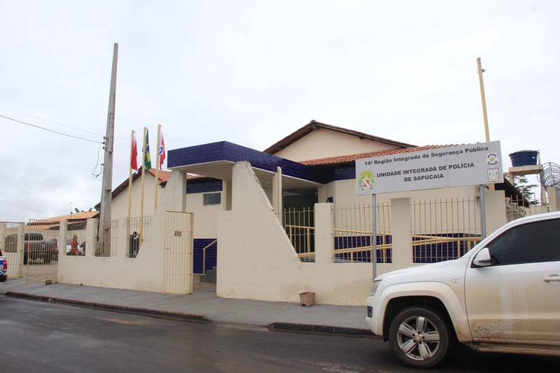 O município de Sapucaia recebeu nesta quarta-feira, 5, uma Unidade Integrada Pro Paz (UIPP, na foto). Um investimento do Governo do Estado de R$ 1.134.131,00. Segundo o Secretário de Estado de Segurança Pública, Luiz Fernandes, afirma que já mais de 80 novas UIPP’s no Pará, com as reformadas e reestruturadas esse número chega a 120 unidades. O titular da SEGUP destaca que o mais importante não é a estrutura física, mas o conceito empregado. De Sapucaia, a comitiva foi para Redenção onde inaugurou o 7º Batalhão de Polícia Militar, uma obra orçada em R$ 2.808.000,00. Atualmente o BPM conta com 145 policiais, 6 viaturas incluindo a Patrulha Rural e 12 motocicletas. O Comandante do Batalhão, o Major José Ricardo Chaves, informou que a maior ocorrência no município são roubos de motos, mas pontuou que a maior parte dos veículos é encontrada pela PM na cidade e cidades vizinhas.

FOTO: RODOLFO OLIVEIRA / AG PARÁ
DATA: 05.12.2018
SAPUCAIA - PARÁ <div class='credito_fotos'>Foto: Rodolfo Oliveira/Ag. Pará   |   <a href='/midias/2018/originais/1683e9d2-6acf-4880-9c45-8771cd1d7480.jpg' download><i class='fa-solid fa-download'></i> Download</a></div>