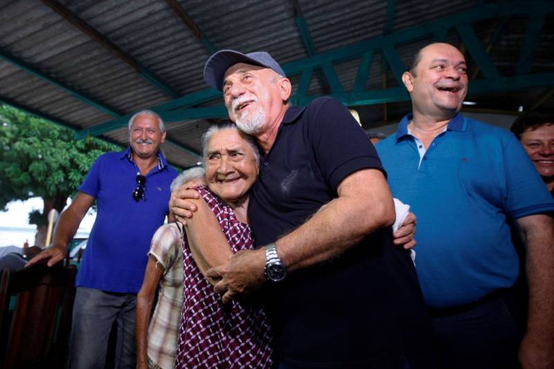 O distrito de Alter do Chão, destino turístico internacional onde fica a praia que já foi eleita a mais bonita do Brasil, recebe investimentos do governo do Estado nas áreas de infraestrutura e saneamento básico. O governador Simão Jatene (foto), que cumpre agenda em três municípios do oeste paraense nesta sexta-feira (9) e sábado (10), assinou nesta sexta a ordem de serviço que autoriza o início da construção do novo sistema de abastecimento de água da vila, localizada a cerca de 28 quilômetros de Santarém. Orçada em R$ 11 milhões, a obra vai levar água de qualidade aos mais de sete mil habitantes da comunidade. Com o novo sistema de captação e tratamento de água, a meta é alcançar 100% dos imóveis no distrito. Segundo o presidente da Companhia de Saneamento do Pará (Cosanpa), Cláudio Conde, a obra é uma implantação pioneira em Alter do Chão, já que será o primeiro sistema do tipo fora de um núcleo urbano. O contrato com a empresa executora foi assinado na quinta-feira (8). A previsão é que os trabalhos sejam iniciados imediatamente e concluídos no prazo de 18 meses.
FOTO: THIAGO GOMES / AG. PARÁ
DATA: 09.03.2018
SANTARÉM - PARÁ <div class='credito_fotos'>Foto: Thiago Gomes /Ag. Pará | <a href='/midias/2018/originais/16852264-d2df-433e-aadf-6071cb453392.jpg' download><i class='fa-solid fa-download'></i> Download</a></div>