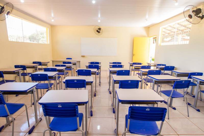 Aos poucos, a paisagem de Serra Pelada – que já foi o maior garimpo a céu aberto do planeta e hoje é distrito de Curionópolis, município do sudeste paraense - começa a se modificar. A poeira intensa, típica de estradas de chão, vai paulatinamente dando lugar à camada de asfalto, que pela primeira vez chega a Curiónópolis, conhecido mundialmente pela corrida do ouro e pelo formigueiro humano nos anos 1980, eternizado pelo olhar do fotógrafo Sebastião Salgado. O ouro não é mais explorado na região, mas Serra Pelada ainda é uma cidade de garimpeiros. São eles que residem e povoam as ruas, que parecem ter parado no tempo. Foram esses trabalhadores que fizeram a localidade crescer, que formaram famílias e criaram filhos nascidos no local, fincando raízes, criando identidade, sonhando com a volta da exploração do ouro, cada vez mais distante. Mas até esse cenário vem se transformando. Na foto, Escola Estadual de Ensino Médio Joaquina Diamantina.

FOTO: ASCOM / PREFEITURA DE CURIONÓPOLIS
DATA: 08.06.2018
CURIONÓPOLIS - PARÁ <div class='credito_fotos'>Foto: ASCOM / PREFEITURA DE CURIONÓPOLIS   |   <a href='/midias/2018/originais/1685a582-5bef-40a3-9589-c89fd0209a44.jpg' download><i class='fa-solid fa-download'></i> Download</a></div>