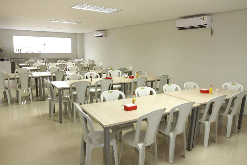 Restaurante self service, rampa de acesso, nova fachada, câmeras de vigilância e elevadores elétricos. O prédio-sede da Secretaria Estadual de Meio Ambiente e Sustentabilidade (Semas), em Belém, continua no mesmo lugar, mas parece novo. Após um processo de reforma, o prédio foi entregue aos servidores nesta sexta-feira, 16, pelo governador Simão Jatene.
FOTO: CRISTINO MARTINS / AG. PARÁ
DATA: 16.03.2018
BELÉM - PARÁ <div class='credito_fotos'>Foto: Cristino Martins/Ag. Pará | <a href='/midias/2018/originais/1687e0a8-563e-43e7-8754-24c9ae2695c3.jpg' download><i class='fa-solid fa-download'></i> Download</a></div>