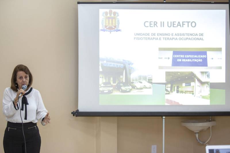 A Universidade do Estado do Pará (Uepa) entregou, na sexta-feira, 13, as novas instalações do Centro Especializado em Reabilitação (CER II), que fica localizado na Unidade de Ensino-Assistência de Fisioterapia e Terapia Ocupacional (Ueafto), no Centro de Ciências Biológicas e da Saúde (CCBS), na travessa Perebebuí, 2.623, em Belém. O novo espaço é um prédio de dois andares que conta com cinco consultórios, uma sala de integração sensorial, uma sala de fisioterapia neuro-pediatra e outra sala para terapia ocupacional neuro-pediatra. Na foto, a coordenadora do Plano Existir, Meive Piacesi.
FOTO: NAILANA THIELY / ASCOM UEPA
DATA: 13.04.2018
BELÉM - PARÁ <div class='credito_fotos'>Foto: Nailana Thiely / Ascom Uepa | <a href='/midias/2018/originais/16883713-c276-44d1-a386-6b60ae4bc745.jpg' download><i class='fa-solid fa-download'></i> Download</a></div>