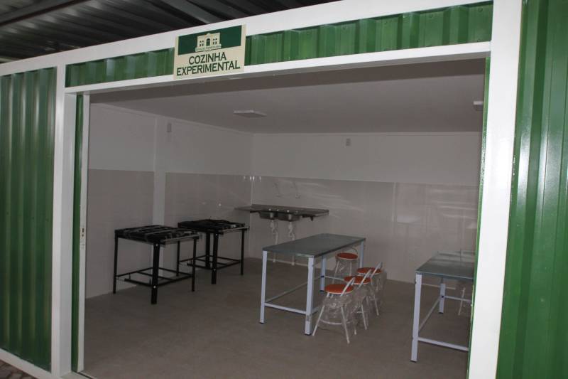 O Governo do Pará entregou nesta quarta-feira, 26, o prédio restaurado da antiga Estação de Trem de Icoaraci (foto). A entrega foi feita pelo governador Simão Jatene. “Estamos recuperando um pedaço importante da história de Belém, de todo o Pará”, disse o governador. Após cinco meses de reforma, a antiga Estação Ferroviária de São João de Pinheiro, atual Icoaraci, foi entregue totalmente restaurada. Há pelo menos 35 anos, o espaço era ocupado pela Cooperativa de Artesãos de Icoaraci (Coarti) e agora vai servir para comercialização e exposição de artesanato, além de espaço para eventos culturais. “Será um espaço multiuso, para manifestações culturais, manifestações sociais e, claro, para a comercialização de artesanato, que é o carro-chefe de Icoaraci”, disse o secretário de estado de Desenvolvimento Econômico, Mineração e Energia (Sedeme), Hildegardo Nunes.

FOTO: CRISTINO MARTINS / AG. PARÁ
DATA: 26.12.2018
ICOARACI - PARÁ <div class='credito_fotos'>Foto: Cristino Martins/Ag. Pará   |   <a href='/midias/2018/originais/1691021a-2d92-47aa-83c7-de60976ffa03.jpg' download><i class='fa-solid fa-download'></i> Download</a></div>