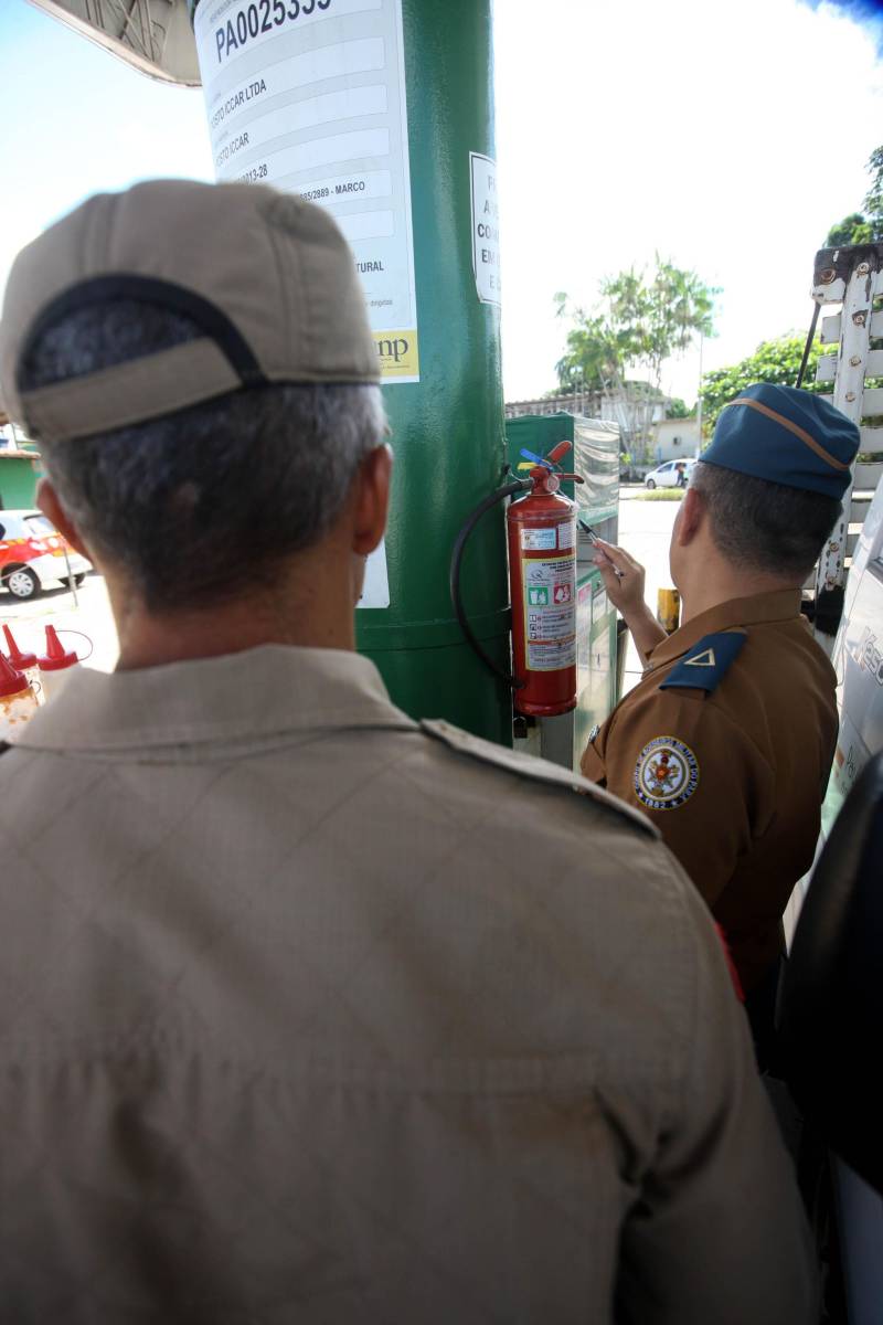 Estabelecimentos prestadores de serviços, condomínios, boates e casas noturnas serão vistoriados, nesta sexta-feira (11) e no sábado (12), pelo Corpo de Bombeiros do Pará com apoio da Polícia Militar. Juntos, os órgãos de segurança realizam a Operação Tiradentes II, deflagrada pelo Conselho Nacional de Comandantes Gerais dos Bombeiros e da PM em todo o país. Mais de 150 homens do Corpo de Bombeiros participam da Operação em todo o Estado. Pela manhã até às 18h, serão fiscalizados postos de combustível (foto), comércios e condomínios.
FOTO: SIDNEY OLIVEIRA / AG. PARÁ
DATA: 11.05.2018
BELÉM - PARÁ <div class='credito_fotos'>Foto: Sidney Oliveira/Ag. Pará | <a href='/midias/2018/originais/1694a312-2d1d-4393-9ff4-32686ecc1c79.jpg' download><i class='fa-solid fa-download'></i> Download</a></div>