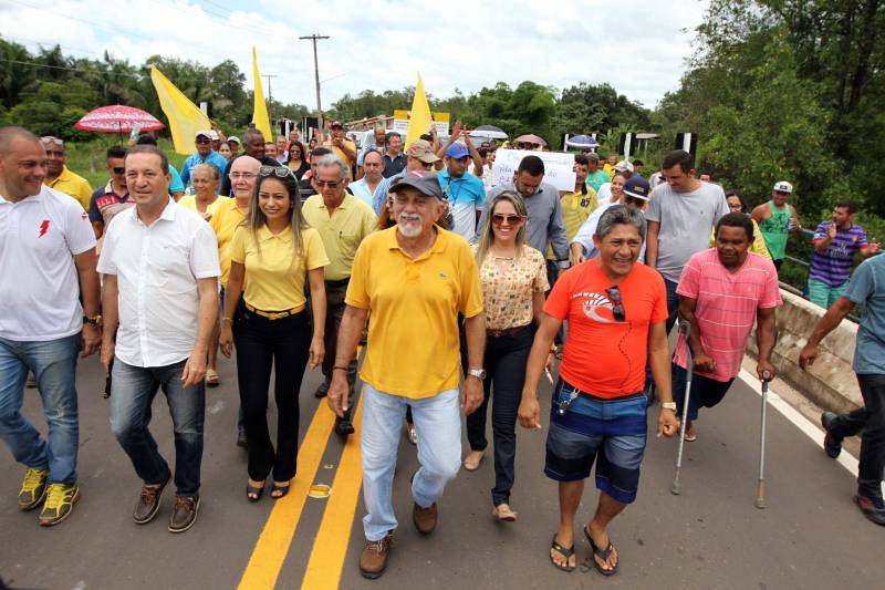 "Agora a população terá um lugar mais organizado, com mais higiene para comprar seu pescado e a sua carne. E pra gente que possui restaurante é melhor ainda, pois além da facilidade de adquirir os alimentos, o mercado também atrai clientes", comemorou Jaqueline Cardoso, 20 anos, que possui um ponto de venda de comidas em frente ao Mercado Municipal José Noronha Monteiro, no distrito de Boa Vista, em Quatipuru, no nordeste paraense. O espaço foi entregue oficialmente à população nesta segunda-feira (19), assim como as obras de pavimentação asfáltica da PA-446 e de cinco pontes em concreto ao longo da rodovia. A cerimônia contou com a presença do governador Simão Jatene, parlamentares, prefeitos da região entre outras autoridades locais. "Essas são importantes obras que vão beneficiar não só a população de Quatipuru, mas de toda a região. E faço questão de ressaltar que em todas elas existe o dinheiro dos impostos que todos nós paraenses pagamos. Esse é o retorno que fazemos questão de dar à população. Nós gestores somos apenas instrumentos desse grande desenvolvimento, quem financia é o povo", afirmou o governador Simão Jatene.
FOTO: CRISTINO MARTINS / AG. PARÁ
DATA: 19.03.2018
QUATIPURU - PARÁ <div class='credito_fotos'>Foto: Cristino Martins/Ag. Pará | <a href='/midias/2018/originais/1695e5a3-5716-4e89-baad-613f14783873.jpg' download><i class='fa-solid fa-download'></i> Download</a></div>