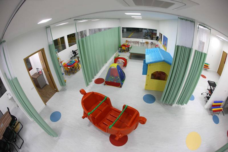 Um espaço moderno, com atendimento de alta qualidade. Assim é o Centro Integrado de Inclusão e Reabilitação (CIIR), inaugurado pelo Governo do Estado na tarde desta quarta-feira (30). O centro integra vários serviços em um único local. Da assistência médica, odontológica, passando pela reabilitação, capacitação, oficinas para produção de próteses e serviço de apoio e diagnósticos em crianças, jovens e adultos com deficiência no Estado do Pará. Localizado na rodovia Arthur Bernardes, em Belém, às margens da Baía do Guajará, o Centro Integrado é o primeiro na região Norte e fica em uma área total de mais de 40 mil metros quadrados. A obra foi iniciada em março de 2014 e está orçada em mais de R$ 32 milhões, recursos do tesouro estadual. O CIIR faz parte das ações previstas pelo Governo do Estado ampliando os serviços já oferecidos pela Secretaria de Estado de Saúde Pública (Sespa). 

FOTO: ANTÔNIO SILVA / AG. PARÁ 
DATA: 23.05.2018 
BELÉM - PARÁ <div class='credito_fotos'>Foto: Antônio Silva/Ag. Pará   |   <a href='/midias/2018/originais/169c0182-af1b-43d4-9ecc-385b49bbdd7b.jpg' download><i class='fa-solid fa-download'></i> Download</a></div>