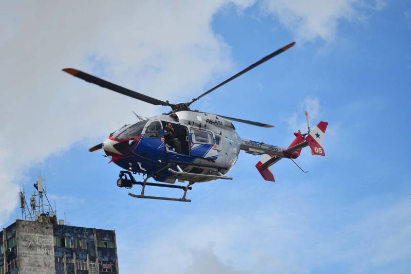 Foi lançada na manhã deste sábado, 8, na Praça da Bandeira, em Belém, a Operação Boas Festas (foto), coordenada pela Polícia Militar do Pará e integrada aos órgãos do Sistema de Segurança Pública do Estado. As ações da Boas Festas vão até o dia 1º de janeiro de 2019. A população do Estado contará com 6,6 mil policias militares que reforçarão o policiamento ordinário na capital, área metropolitana e demais regiões paraenses. 

FOTO: ELIELSON MODESTO / ASCOM SUSIPE
DATA: 08.12.2018
BELÉM - PARÁ <div class='credito_fotos'>Foto: Elielson Modesto / Ascom Segup   |   <a href='/midias/2018/originais/169e2369-5137-45ea-bbbb-934c6ef5f4c2.jpg' download><i class='fa-solid fa-download'></i> Download</a></div>