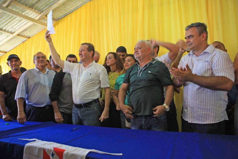 A agenda de fortalecimento das gestões municipais por meio da integração entre governo do Estado e prefeituras teve novo capítulo nesta segunda-feira (4) em Bragança, no nordeste do Pará, com a celebração de convênios que viabilizam obras e serviços nas áreas de infraestrutura e educação. A secretária extraordinária de Municípios Sustentáveis, Izabela Jatene, cumpriu agenda no município, pela manhã, ao lado de deputados federais e estaduais e autoridades locais. Na ocasião, ela entregou 16 novas viaturas para a Polícia Militar, para reforçar o trabalho de segurança pública na região. A cerimônia de assinatura dos convênios ocorreu no salão paroquial da comunidade Imaculada Conceição, às margens da Rodovia PA-112. “O governo do Estado está aqui hoje para cumprir mais uma agenda que tem como objetivo garantir autonomia às gestões municipais por meio da pactuação com o Estado. Vale lembrar que isso só é possível porque o Pará tem contas equilibradas que permitem que os investimentos não parem e porque Bragança está com a situação fiscal em dia. E, claro, porque vocês pagaram seus impostos”, frisou Izabel Jatene. Na foto, o presidente da Assembleia Legislativa, Márcio Miranda (DEM). 

FOTO: RODOLFO OLIVEIRA / AG. PARÁ
DATA: 04.06.2018
BELÉM - PARÁ <div class='credito_fotos'>Foto: Rodolfo Oliveira/Ag. Pará   |   <a href='/midias/2018/originais/169f8d5f-5b34-4b13-a41c-f0929ef08ce7.jpg' download><i class='fa-solid fa-download'></i> Download</a></div>