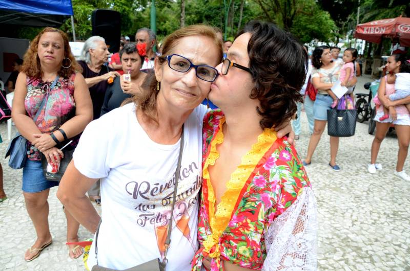 Foi realizado, na manhã deste domingo, 18, evento em alusão ao Dia da Síndrome de Down, a ser comemorado no próximo dia 21 de março. Durante toda a manhã do domingo, na Praça Batista Campos, centro da capital paraense, órgãos que tratam da pessoa com Síndrome de Down no Estado expuseram seus trabalhos e chamaram a atenção para a importância da educação inclusiva. Na foto, a dona de casa Gardener Castro, fez questão de acompanhar a apresentação de dança do filho único, Gabriel, de 23 anos, portador da Síndrome de Down
FOTO: RAI PONTES / ASCOM SEDUC
DATA: 18.03.2018
BELÉM - PARÁ <div class='credito_fotos'>Foto: Rai Pontes/Ascom Seduc | <a href='/midias/2018/originais/16a9a0fc-0939-4566-97d4-e5d2d025b4cc.jpg' download><i class='fa-solid fa-download'></i> Download</a></div>