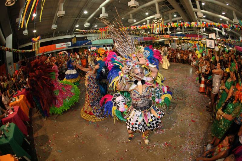 Mais de quatro mil idosos caíram na folia na tarde desta quarta-feira (7), durante o 18° Baile Carnavalesco da Melhor Idade, do projeto Vida Ativa, executado pela Secretaria de estado de Esporte e Lazer (Seel). Uma das grandes atrações foi o concurso que escolheu a “Rainha das Rainhas” da terceira idade, título que este ano ficou com a candidata Lindaura Cardoso, de 63 anos.
FOTO: CARLOS SODRÉ / AG. PARÁ
DATA: 07.02.2018
BELÉM - PARÁ <div class='credito_fotos'>Foto: CARLOS SODRÉ / AG. PARÁ | <a href='/midias/2018/originais/16af7659-5b07-4f22-8aca-4056f431d6fc.jpg' download><i class='fa-solid fa-download'></i> Download</a></div>