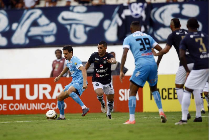 Foram exatos dois meses tentando assistir ao seu primeiro Re x Pa em 2018. Neste domingo, finalmente, a estudante Hendrea Souza convenceu o noivo, Arthur Pantoja, a levá-la ao Estádio Olímpico do Pará, o Mangueirão. E logo numa final. "Só trouxe porque vim no domingo passado e vi algumas mudanças no esquema de segurança", disse Arthur. "Tem mais policiais e a bebedeira em volta do estádio praticamente acabou", afirmou. As mudanças realmente aconteceram a partir do clássico do último dia primeiro e já surtiram efeito. A chamada “Operação Mangueirão” pôs em prática ações de ordenamento no entorno do estádio, com início a partir das 7h30 e encerramento às 20h. A operação determina a delimitação de espaço para atuação de vendedores ambulantes, proibição de veículos com sons automotivos ao redor do estádio e de barracas irregulares, seis pontos de bloqueio e dois para o ingresso de comerciantes e orientações ao público.
FOTO: THIAGO GOMES / AG. PARÁ
DATA: 08.04.2018
BELÉM - PARÁ <div class='credito_fotos'>Foto: Thiago Gomes /Ag. Pará | <a href='/midias/2018/originais/16b445ef-f5fc-4568-8676-c112697d7821.jpg' download><i class='fa-solid fa-download'></i> Download</a></div>