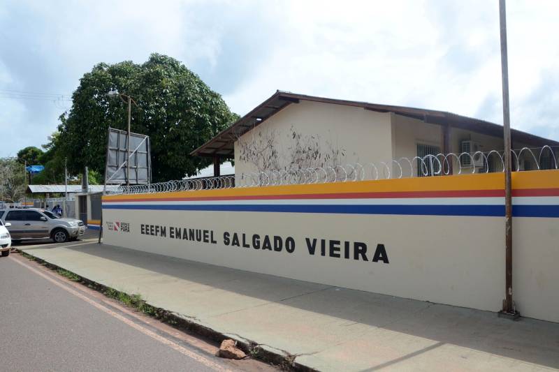 “A escola é um sonho”. Quem expressou esse sentimento foi o aluno do 3º ano do Ensino Médio, Renan Abreu, durante a entrega da obra de reforma e ampliação da Escola Estadual de Ensino Fundamental e Médio Emanuel Salgado Vieira, no município de Juruti, realizada na manhã desta quarta-feira (5), pela secretária de Estado de Educação, Ana Cláudia Serruya Hage. “Hoje recebemos a escola totalmente reformada e ampliada; já passamos por várias batalhas, lutamos para este sonho se tornar realidade, vivemos momentos difíceis, somos vitoriosos e teremos uma visão diferente da escola, estamos muito felizes e realizados”, complementa o estudante.

FOTO: FERNANDO NOBRE / ASCOM SEDUC
DATA: 05.12.2018
JURUTI - PARÁ <div class='credito_fotos'>Foto: FERNANDO NOBRE/ASCOM SEDUC   |   <a href='/midias/2018/originais/16b7972c-93d5-4adb-8bfb-4a72b3d01e80.jpg' download><i class='fa-solid fa-download'></i> Download</a></div>