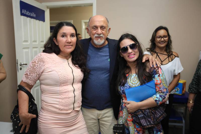 "Hoje vim para uma agenda de inauguração, mas vivi uma experiência de amor, que emana em cada ação dos alunos, professores, direção e de cada um que faz parte desta escola que se torna tão especial porque tem alma". A declaração foi feita pelo governador Simão Jatene (foto), nesta terça, 27, durante a inauguração da obra de reforma e ampliação da Escola Álvares de Azevedo, localizada no Bairro de Batista Campos, em Belém. O governador transformou a inauguração em uma grande confraternização. Passou a tarde na Escola e fez questão de cantar e dançar com os alunos, que expressaram muita gratidão pela obra. Atendendo atualmente 436 alunos, a “Álvares de Azevedo” é uma Unidade Especializada dedicada à educação de estudantes com deficiência visual, e que trabalha nos eixos da educação e da habilitação.
FOTO: MÁCIO FERREIRA / AG. PARÁ
DATA: 27.03.2018
BELÉM - PARÁ <div class='credito_fotos'>Foto: MÁCIO FERREIRA/ AG. PARÁ | <a href='/midias/2018/originais/16d04651-91ce-42f1-9a64-6f340b6fcc74.jpg' download><i class='fa-solid fa-download'></i> Download</a></div>
